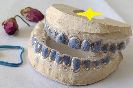 투명한 과산화 겔은 시트 표백제 경비요원을 미리 만들었습니다