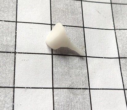 가득 찬 세라믹 트루시인 치아의 포스트와 나머지 크라운을 위한 핵심